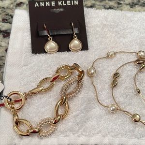 Jewelry set with 3 layered necklace, bracelet and earrings. Gold plated w/pearls